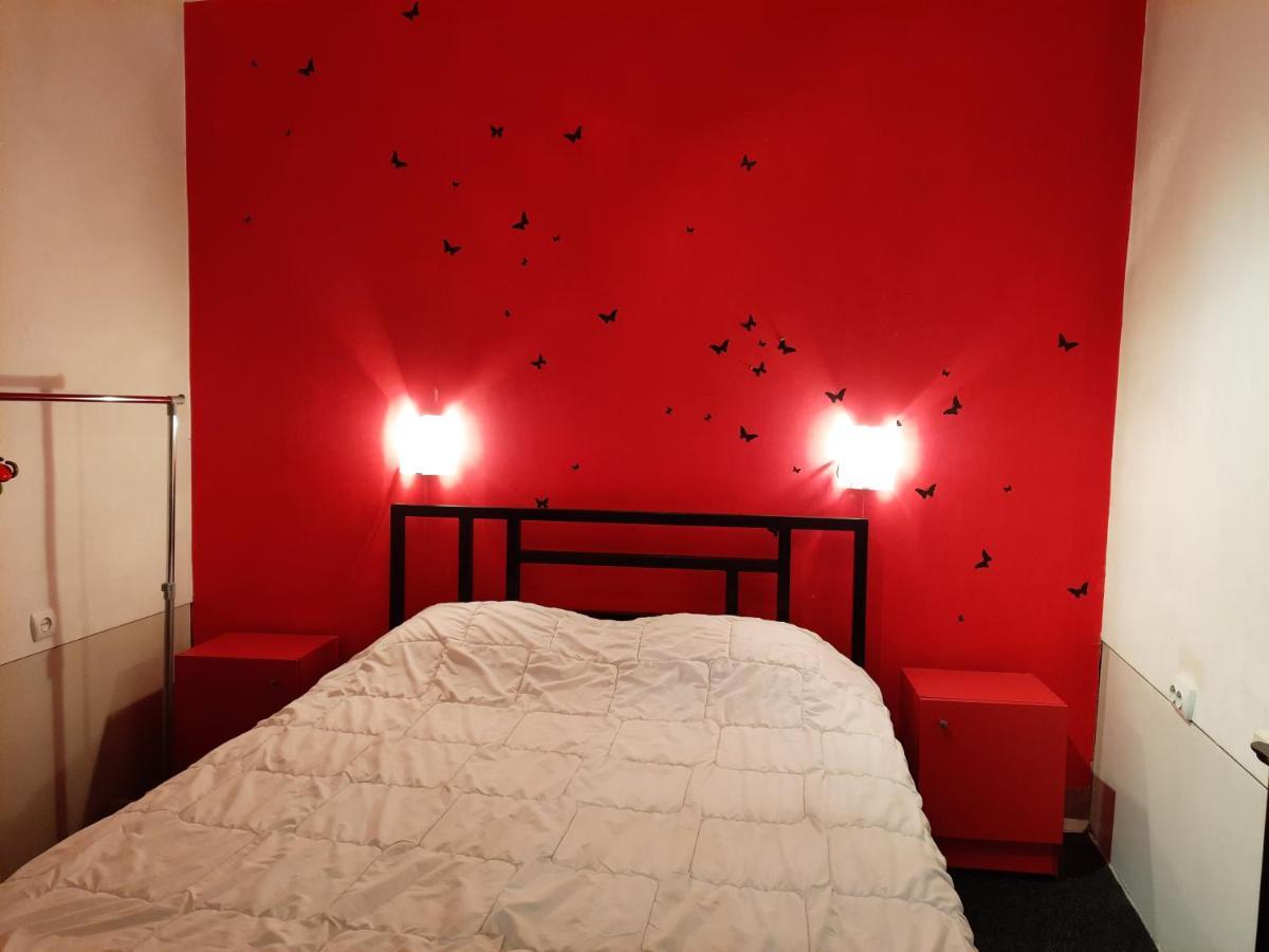 Midnight Cats' Apartment In Rynok Square Світло Є Завжди! Leopoli Esterno foto