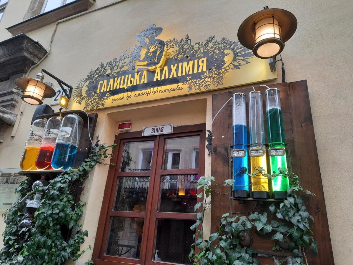 Midnight Cats' Apartment In Rynok Square Світло Є Завжди! Leopoli Esterno foto