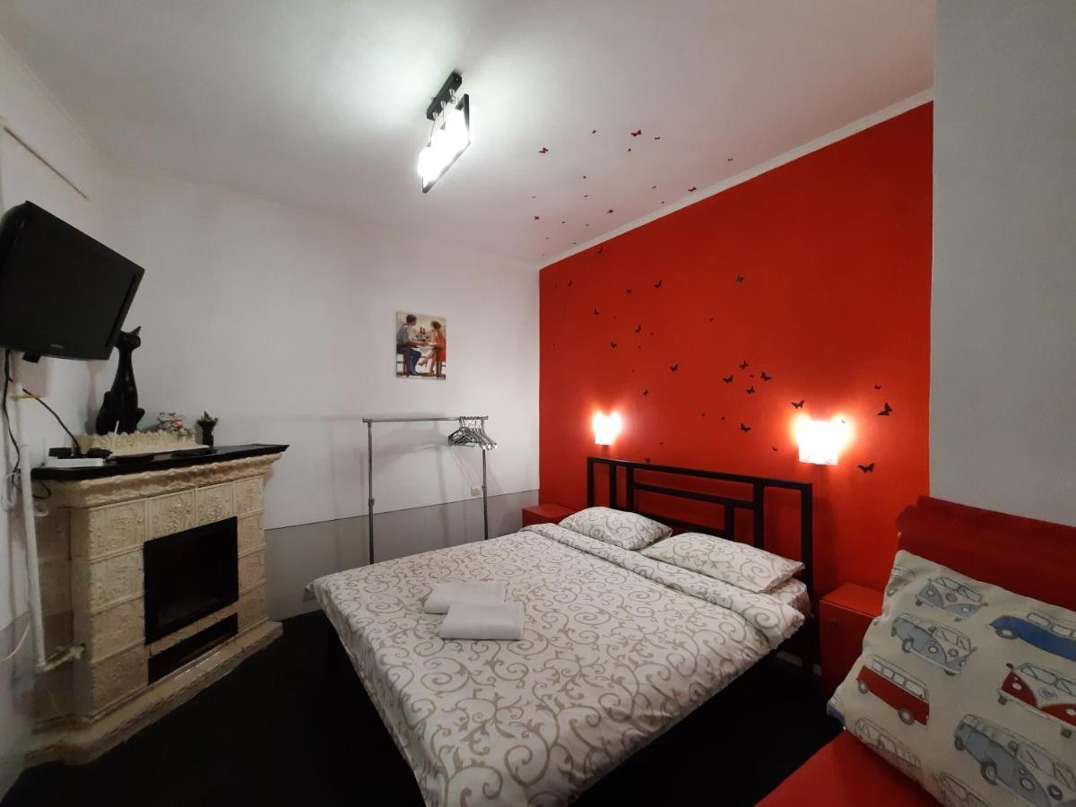 Midnight Cats' Apartment In Rynok Square Світло Є Завжди! Leopoli Esterno foto